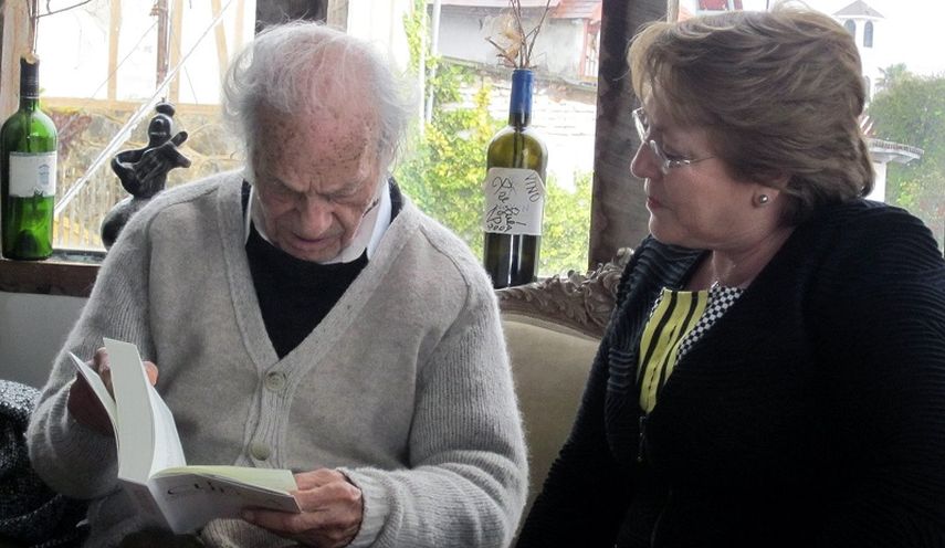 El poeta Nicanor Parra recibe la visita de la mandataria chilena Michelle Bachelet. (EFE)