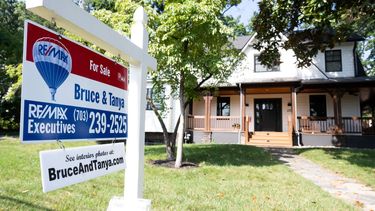 Letrero indica la venta de una propiedad.