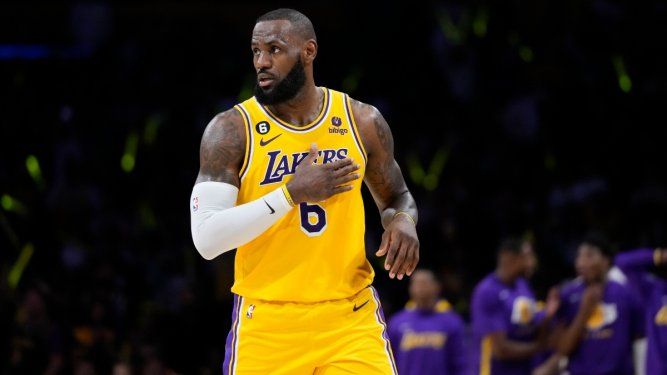 LeBron James, de los Lakers de Los Ángeles, observa una jugada en el sexto partido de la serie de playoffs ante los Grizzlies de Memphis, el viernes 28 de abril de 2023.