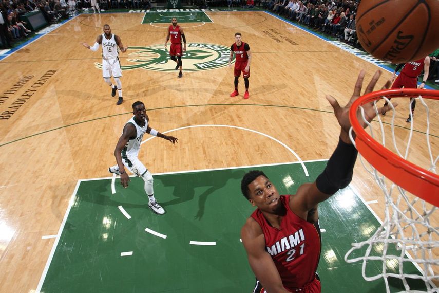 Whiteside aportó 23 puntos para que el Heat triunfara en su visita en Milwaukee