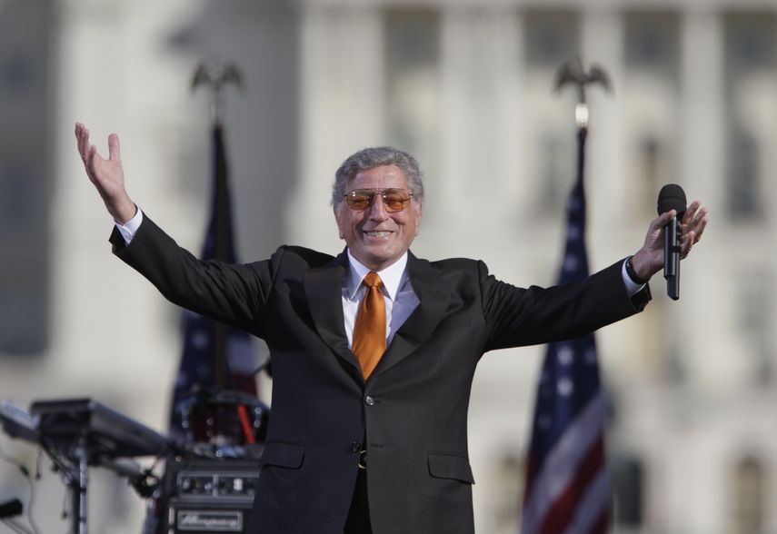 El cantante Tony Bennett reacciona ante el público durante su actuación en el Rally to Restore Sanity and/or Fear de los comediantes Jon Stewart y Stephen Colbert en el National Mall en Washington, el sábado 30 de octubre de 2010.&nbsp;&nbsp;