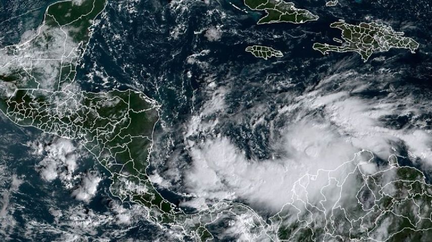 La imagen de satélite muestra la tormenta tropical Iota (R) el 14 de noviembre de 2020 a las 13:50 UTC. Honduras, Guatemala y Nicaragua anunciaron evacuaciones el 13 de noviembre cuando Iota se acercó a Centroamérica y la región aún se tambaleaba por la tormenta mortal Eta la semana pasada.&nbsp;