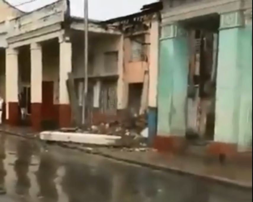 Captura del pantalla del video difundido en redes sociales en el que se observa el derrumbe del edificio.&nbsp;