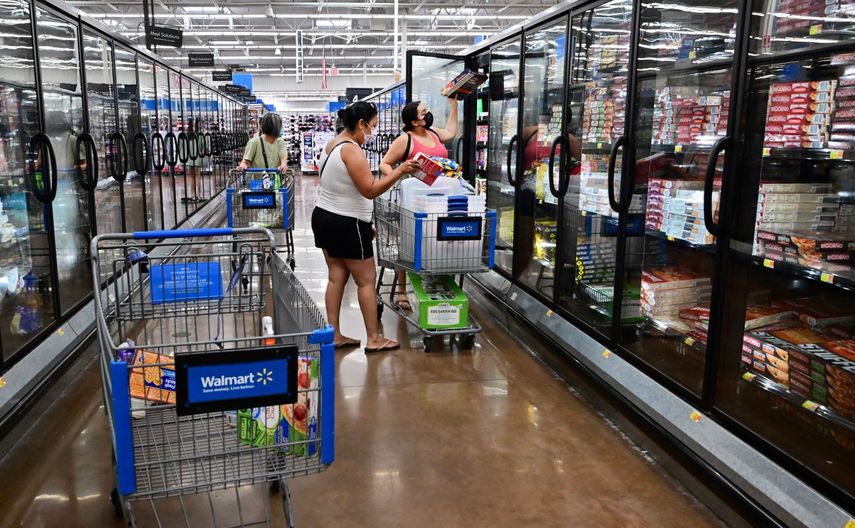 Varias personas compran productos congelados en un mercado de la cadena Walmart.