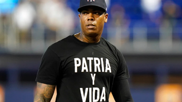 Los Yankees de New York, instados por el cubano Aroldis Champan El Misil vistieron camisetas con la frase “Patria y Vida”