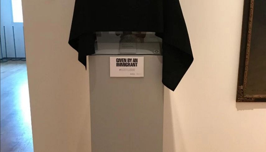 Los curadores han determinado cubrir con un paño negro estas obras.