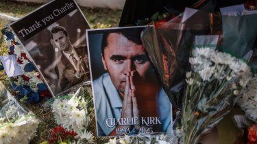  Vista general de una corona de flores depositada por los dolientes frente a la Embajada de Estados Unidos en Pretoria el 11 de septiembre de 2025 tras el asesinato a tiros del joven activista e influencer estadounidense Charlie Kirk mientras hablaba en un evento en la Universidad del Valle de Utah en Orem, Utah, Estados Unidos.   *
