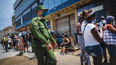 Un soldado vigila las afueras de una tienda en La Habana.