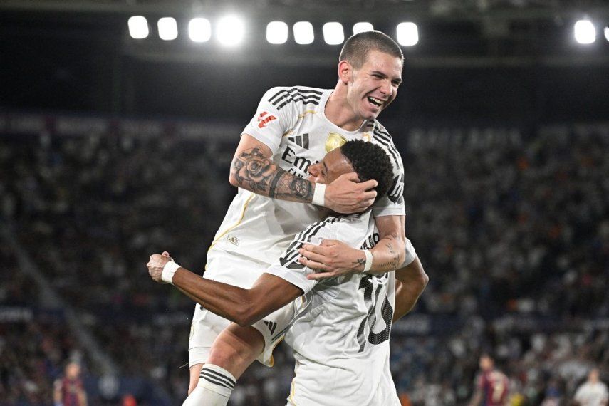 El argentino Franco Mastantuono (izq) y el francés Kylian Mbappé, ambos del Real Madrid, celebran luego de un gol ante el Levante, el 23 de septiembre de 2025.