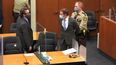 En esta imagen tomada de un video, el ex agente de policía de Minneapolis Derek Chauvin, es puesto bajo custodia ante la mirada de su abogado, Eric Nelson, después de leerse el veredicto en el juicio contra Chauvin por la muerte de George Floyd en 2020, el martes 20 de abril de 2021, en Minneapolis, Minnesota.&nbsp;