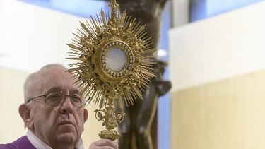 El papa Francisco oficia la misa en su residencia de Santa Marta, Vaticano, 21 de marzo de 2020.&nbsp;