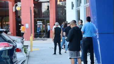 Personas hacen fila para votar&nbsp; en la biblioteca de West Kendall Regional Library.