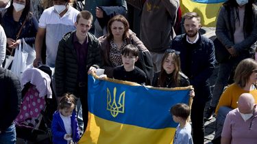 Esta foto tomada y distribuida el 20 de marzo de 2022 por The Vatican Media muestra a los asistentes sosteniendo la bandera nacional de Ucrania en la plaza de San Pedro durante la oración semanal del Ángelus del Papa en el Vaticano. &nbsp; &nbsp;