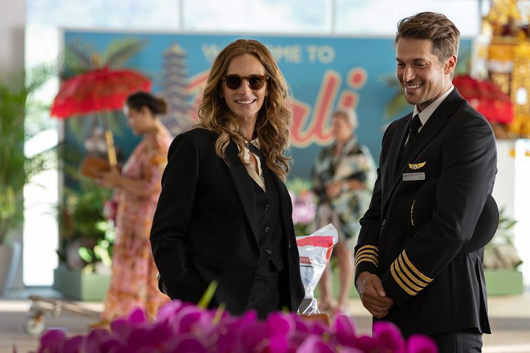 Escena de la película Pasaje al paraíso, coescrita y dirigida por Ol Parker, protagonizada por Julia Roberts y George Clooney. 