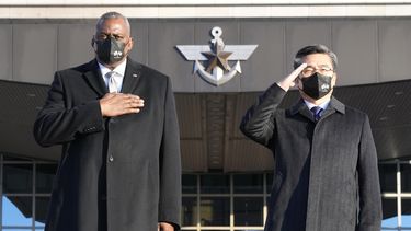 El secretario de Defensa de Estados Unidos, Lloyd Austin (izquierda) y el ministro de Defensa de Corea del Sur, Suh Wook, durante una ceremonia de bienvenida en el Ministerio de Defensa surcoreano, en Seúl, Corea del Sur, el 2 de diciembre de 2021.&nbsp;