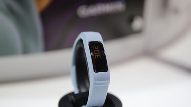 El dispositivo de monitoreo de entrenamiento Vivofit 2 de Garmin, es exhibido en el m&oacute;dulo de Garmin en la Feria Internacional de Electr&oacute;nica de Consumo, en Las Vegas.&nbsp; &nbsp; &nbsp;