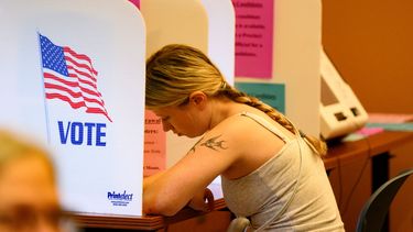 Una joven ejerce el derecho al voto en mayo de 2026 durante las primarias republicanas de Ohio.