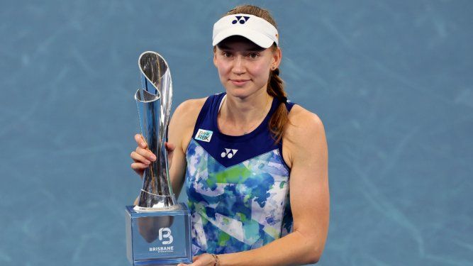 Elena Rybakina de Kazajistán posa con el trofeo tras ganar la final de Brisbane ante Aryna Sabalenka de Bielorrusa el domingo 7 de enero del 2024.&nbsp;