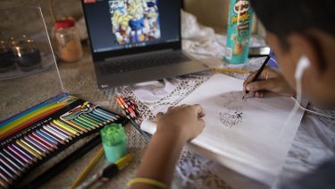 Samuel Andrés Medina observa un dibujo en internet que luego recrea con una composición propia.&nbsp;