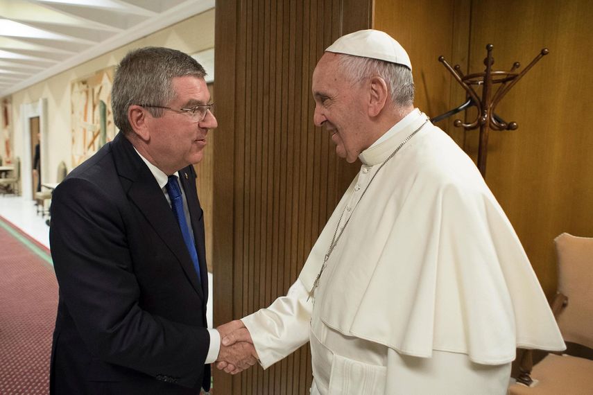 El papa&nbsp;Francisco&nbsp;(derecha) se reunió con el presidente del Comité Olímpico Internacional (COI), Thomas Bach (izquierda), durante el acto de apertura de la primera cumbre mundial sobre la fe y el deporte llamada El deporte al servicio de la hum