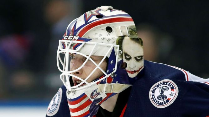 En esta foto de archivo del 19 de junio de 2020, aparece el arquero letón Matiss Kivlenieks, de los Blue Jackets de Columbus.