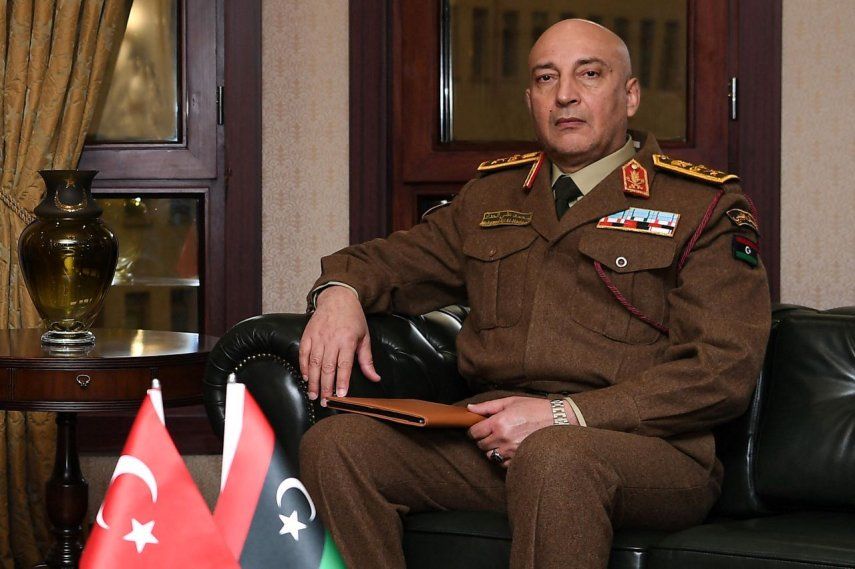 La fotografía distribuida por el Ministerio de Defensa de Turquía el 23 de diciembre de 2025 muestra al jefe del Estado Mayor de Libia, el general Muhammad Ali Ahmad al-Haddad, posando durante su encuentro con el Ministro de Defensa de Turquía en Ankara.