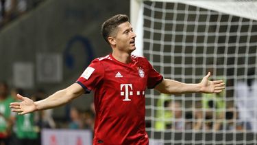 El polaco guio la goleada (5-0) ante el .Eintracht Fráncfort.