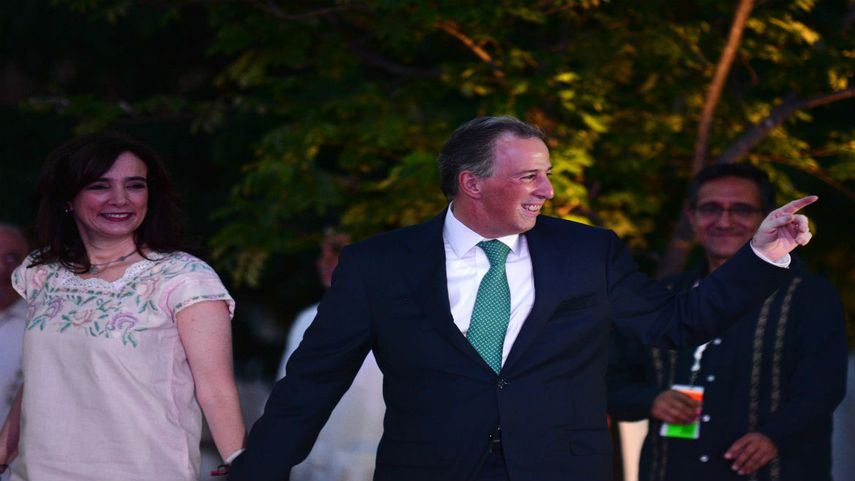 El candidato a la Presidencia mexicana José Antonio Meade saluda acompañado de su esposa Juana Cuevas a su llegada del tercer y último debate electoral.