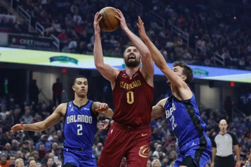 El jugador de los Cavaliers de Cleveland para ese entonces, Kevin Love (centro), intenta anotar ante el Orlando Magic, el 2 de diciembre de 2022.