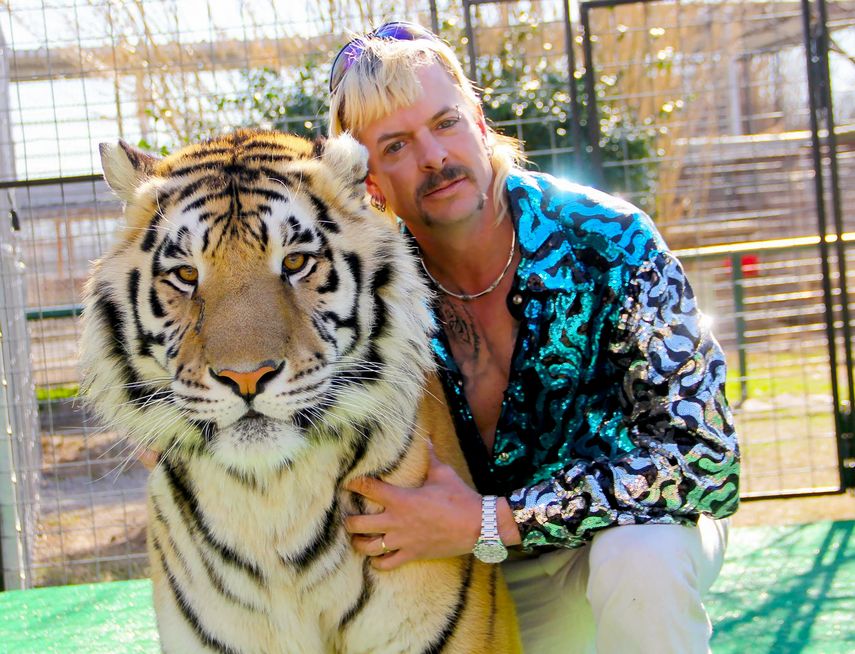 En esta foto de archivo tomada el 20 de enero de 2020, esta foto sin fecha cortesía de Netflix muestra a Joseph Joe Exotic Maldonado-Passage con uno de sus tigres.&nbsp;