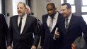 En esta foto del 25 de enero de 2019, Harvey Weinstein, a la izquierda, entra a una corte en Nueva York con los abogados Ron Sullivan, en el centro, y José Báez. Weinstein demanda a Báez por incumplimiento de contrato y busca que le reembolse un millón de dólares en honorarios legales. En esta foto del 25 de enero de 2019, Harvey Weinstein, a la izquierda, entra a una corte en Nueva York con los abogados Ron Sullivan, en el centro, y José Báez. Weinstein demanda a Báez por incumplimiento de contrato y busca que le reembolse un millón de dólares en honorarios legales.