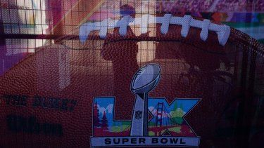 Un cartel del Super Bowl LX se ve en la Super Bowl Experience del Moscone Center el 6 de febrero de 2026 en San Francisco, California.&nbsp;