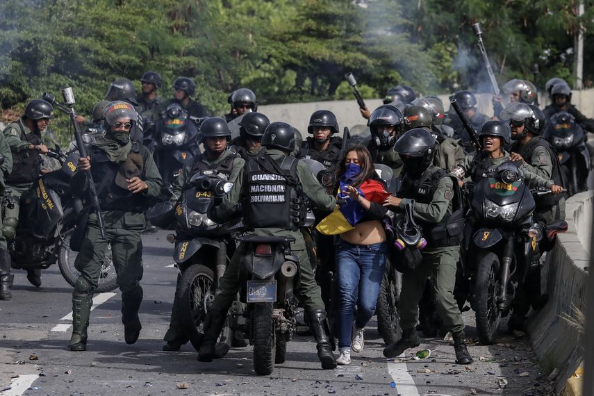 La Guardia Nacional Bolivariana (GNB) detiene a joven que manifestaba.&nbsp;