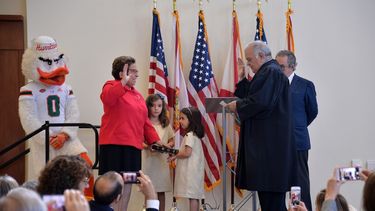 La representante federal por el distrito 27, Donna Shalala,&nbsp;se juramentó este domingo en la Universidad de Miami, institución que dirigió por más de una década.