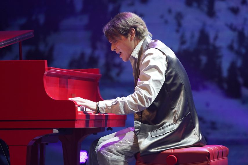 El pianista Arthur Hanlon graba un video de Navidad con sus villancicos favoritos en la iglesia Church by the Glades en Coral Springs, Florida, el 22 de noviembre de 2021.