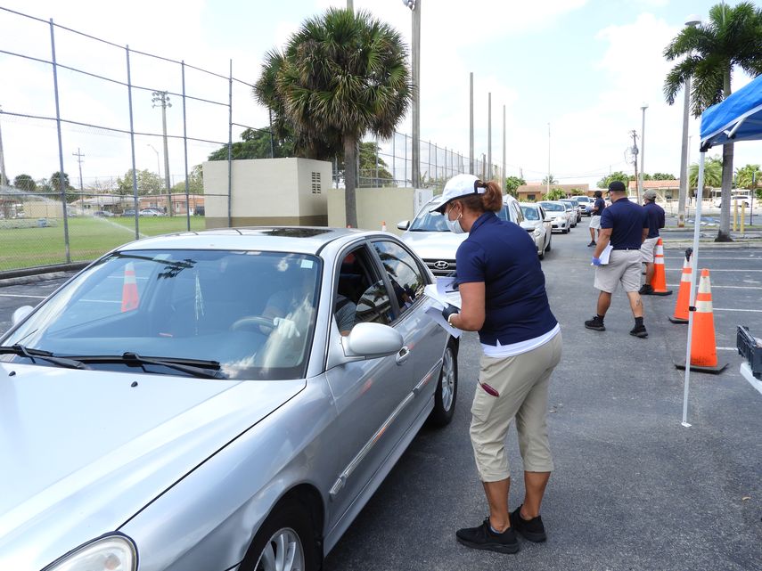 Hialeah reparte planillas para solicitar ayuda por desempleo.