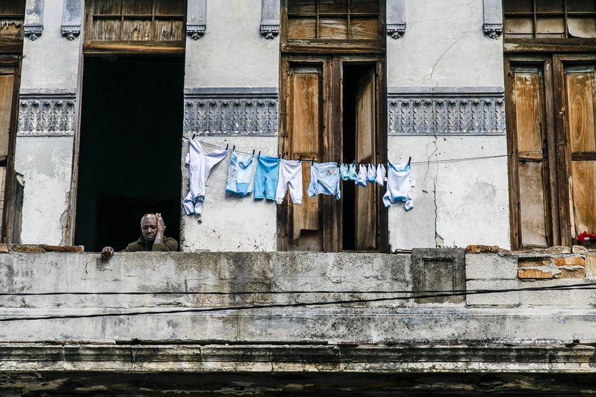 Estamos cansadas de que nos peloteen de aquí para allá y no nos resuelvan nada. Nuestras casas se están cayendo a pedazos, por lo que no nos vamos a mover de aquí hasta que no nos resuelvan este problema aseguró una afectada.&nbsp;