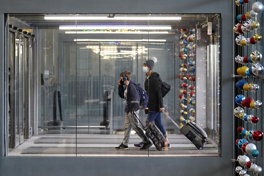 Dos personas caminan en la Terminal 3 del Aeropuerto Internacional OHare, en Chicago.&nbsp;