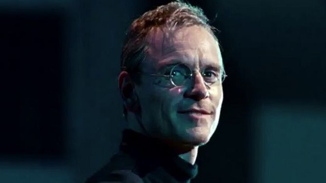  Deliberada o inconscientemente, algo así le pasó con su guión a Aaron Sorkin. Los hechos y las estadísticas sobran para subrayar la grandeza de Steve Jobs. (CORTESÍA)