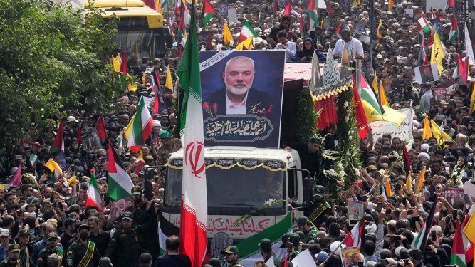 Iraníes siguen el jueves 1 de agosto de 2024 un camión que lleva los ataúdes del dirigente político de Hamás, Ismail Haniyeh, y su guardaespaldas, que fueron asesinados en un ataque que ha sido atribuido a Israel y que fue perpetrado en la víspera, durante su funeral en Teherán, Irán.&nbsp;