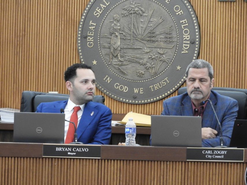 Bryan Calvo, alcalde de Hialeah, durante el debate del programa de reembolso.&nbsp;