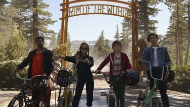 Campamento alienígena se enfoca en un grupo similar de adolescentes en un campamento en Pasadena, cuando se produce una invasión alienígena.&nbsp;