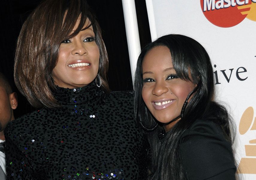 Fotografía de archivo del 12 de febrero de 2011 de la cantante Whitney Houston (izquierda) y su hija Bobbi Kristina Brown mientras llegan a un evento en Beverly Hills, California. (Foto AP/Dan Steinberg, Archivo)