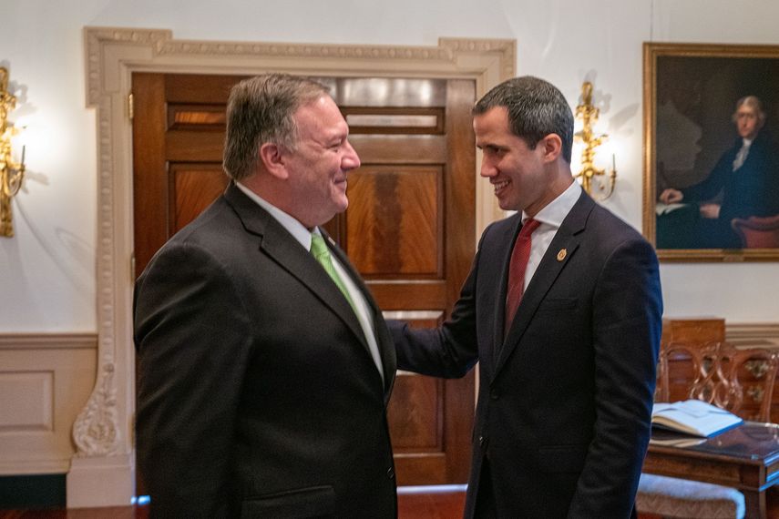 El secretario de Estado, Mike Pompeo con el presidente encargado de Venezuela, Juan Guaidó.