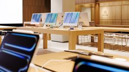 Varios IMac y IPad expuestos en la nueva tienda de Apple en La Vaguada, a 27 de noviembre de 2024.&nbsp;