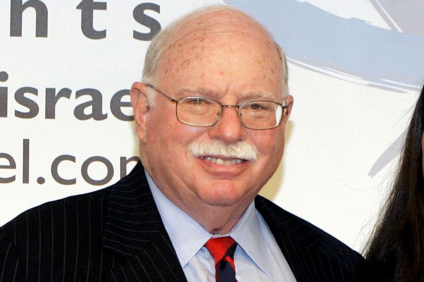 El coleccionista Michael Steinhardt, fundador de Taglit-Birthright Israel, posa el 31 de mayo de 2006 en Nueva York. Steinhardt acordó entregar 70 millones de dólares en antigüedades robadas y estará sujeto a una prohibición de por vida sin precedentes para adquirir antigüedades, anunció el lunes 6 de diciembre de 2021 el fiscal de distrito de Manhattan.