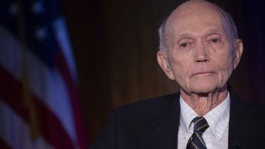 En esta foto de archivo, el astronauta estadounidense del Apolo 11, Michael Collins, es visto en el National Press Club en Washington, DC, para discutir el impacto de su histórica misión a la luna el 15 de abril de 2019.