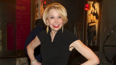 Julie Halston asiste al estreno de She Loves Me en Broadway el 17 de marzo de 2016 en Nueva York. Halston recibirá el Premio Tony Isabelle Stevenson por su trabajo en la lucha contra la fibrosis pulmonar.