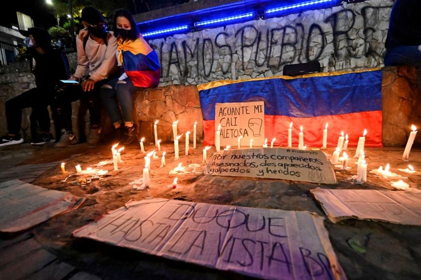 Los manifestantes realizan una vigilia por los compañeros manifestantes que murieron, desaparecieron o resultaron heridos en las protestas de los últimos días contra un proyecto de ley de reforma tributaria presentado por el presidente Iván Duque en Cali, Colombia, el 2 de mayo de 2021.