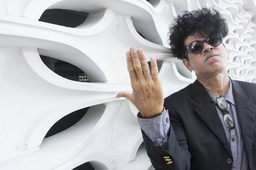 El músico, líder de la banda de punk-rock Porno para Ricardo, señaló que en la terminal aérea los funcionarios de la aduana le dijeron que tenía una restricción para viajar, lo retuvieron por un rato y más tarde le devolvieron su pasaporte.